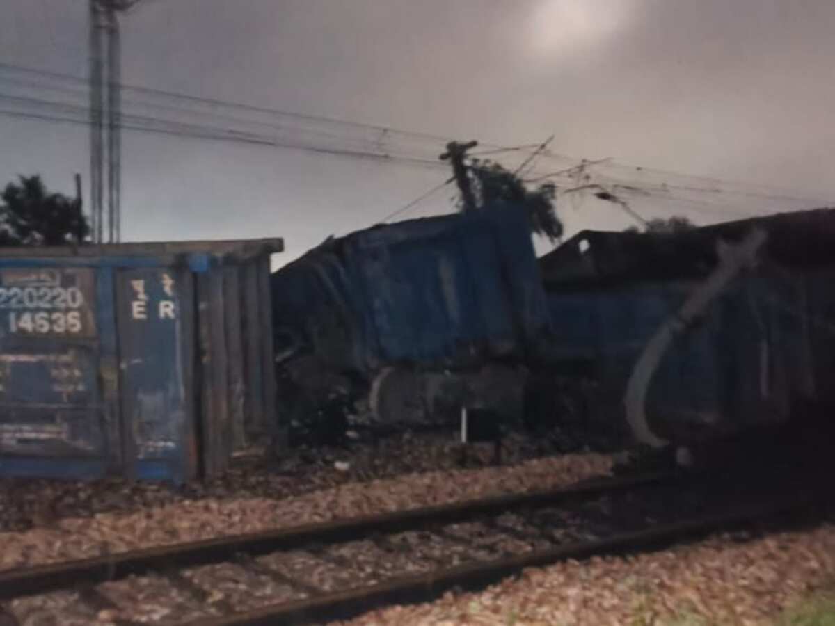 मथुरा में बेपटरी मालगाड़ी के 25 डिब्बों को हटाने के लिए लगे 500 कर्मचारी, घटना की जांच के लिए समिति गठित
