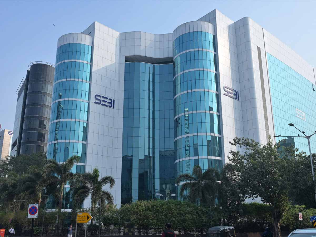 Axis Bank की सब्सिडियरी के लिए बुरी खबर, SEBI ने चलाया डंडा, मार्केट खुलने के बाद स्टॉक पर रखें नजर