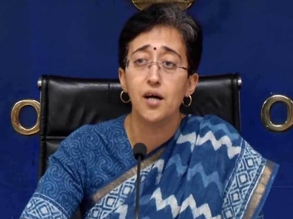 Atishi बनीं दिल्ली की 17वीं मुख्यमंत्री, पांच मंत्रियों समेत ली दिल्ली के सीएम पद की शपथ