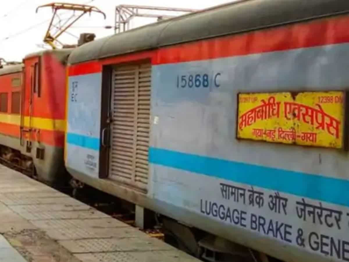 UP के प्रयागराज में महाबोधि एक्सप्रेस को बनाया निशाना, चलती ट्रेन पर किया पथराव, यात्रियों के बीच हड़कंप