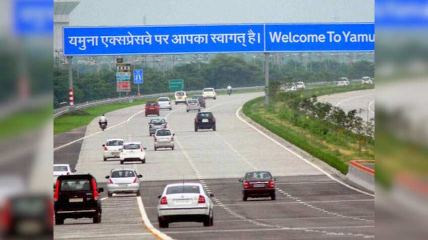 दिल्ली से आगरा, मथुरा जाना हुआ महंगा! यमुना एक्सप्रेसवे पर बढ़ गया Toll Tax, 1 अक्टूबर से देना होगा इतना टोल