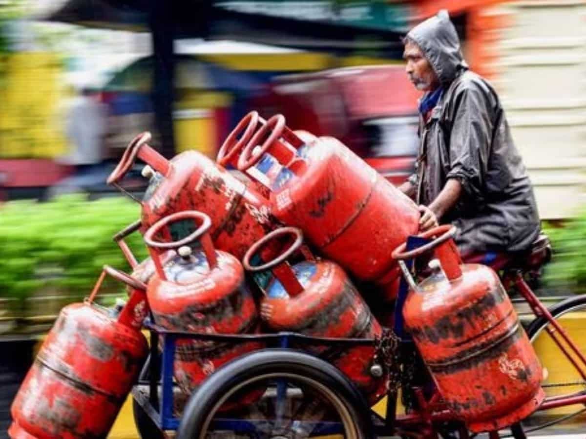 1 अक्टूबर की सुबह लगा झटका, त्योहारों के पहले महंगा हो गया LPG सिलेंडर, नए दाम लागू