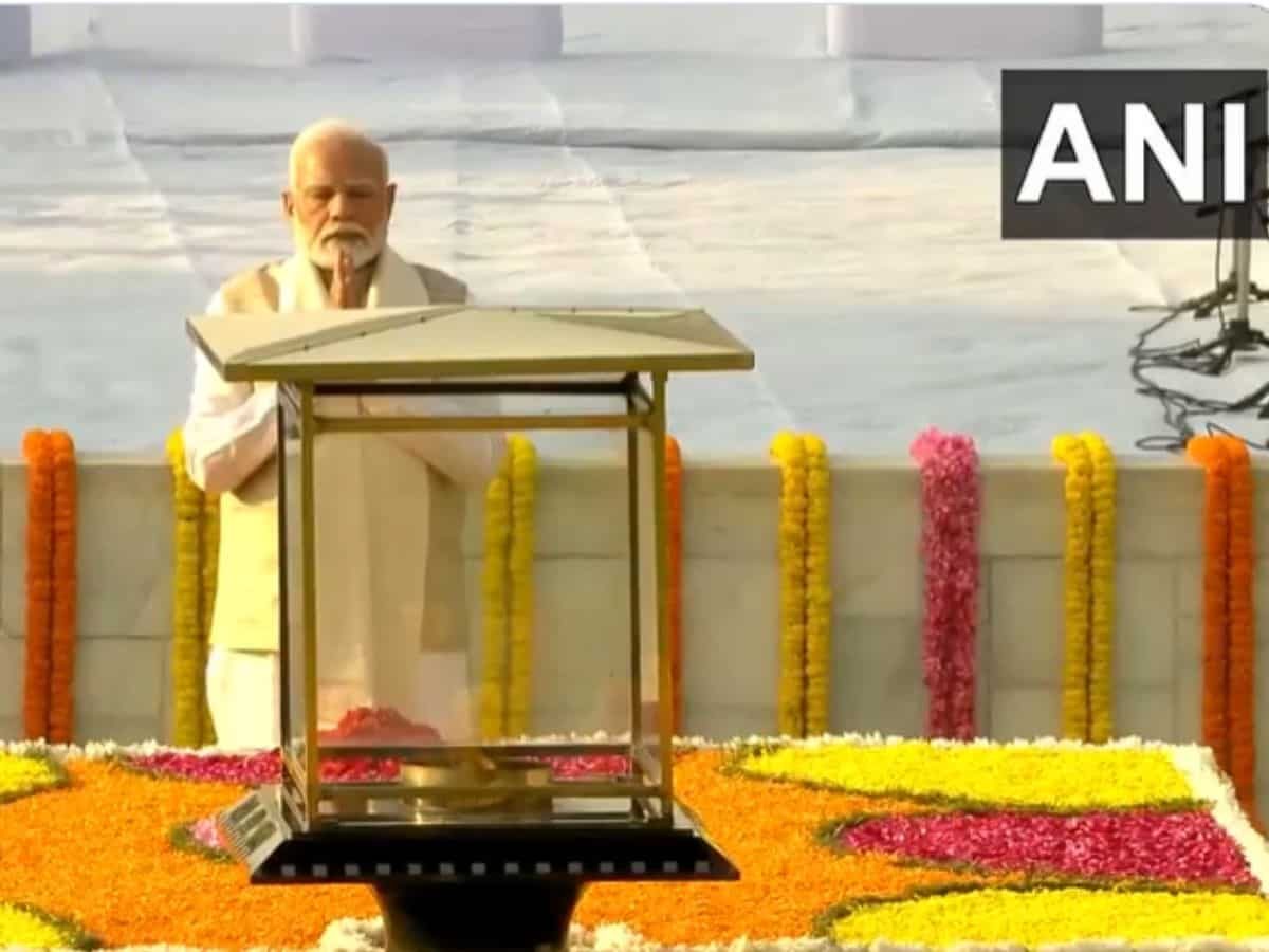 गांधी जयंती और लाल बहादुर शास्‍त्री की जयंती आज, पीएम मोदी ने राजघाट जाकर दी श्रद्धांजलि