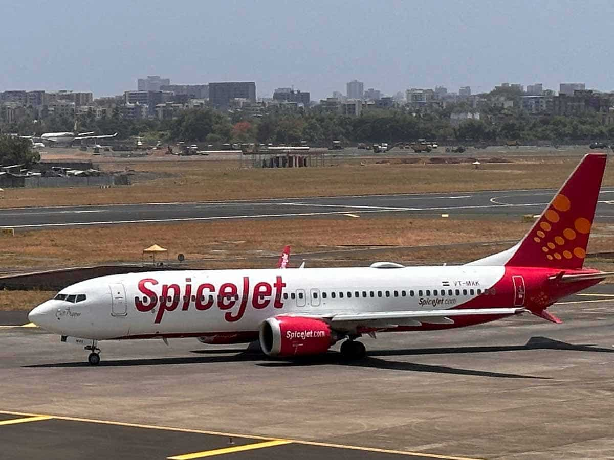 SpiceJet ने 10 महीने का बकाया PF किया जमा, कर्मचारियों की सैलेरी और GST भी चुकाया, जुटाए थे 3000 करोड़ रुपए