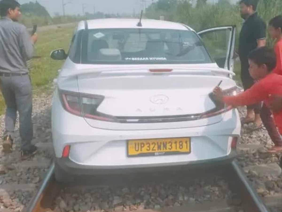 इंटरसिटी ट्रेन के सामने अचानक आई फर्राटा दौड़ती कार, लोको पायलट की सूझबूझ से टला बड़ा हादसा