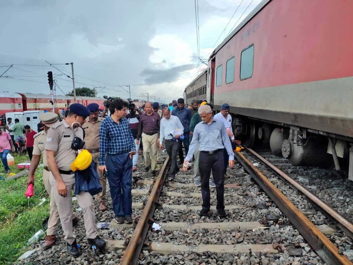 तमिलनाडु ट्रेन हादसे के बाद मरम्मत का काम तेजी से जारी, 10 बजे से शुरू होगी अप लाइन