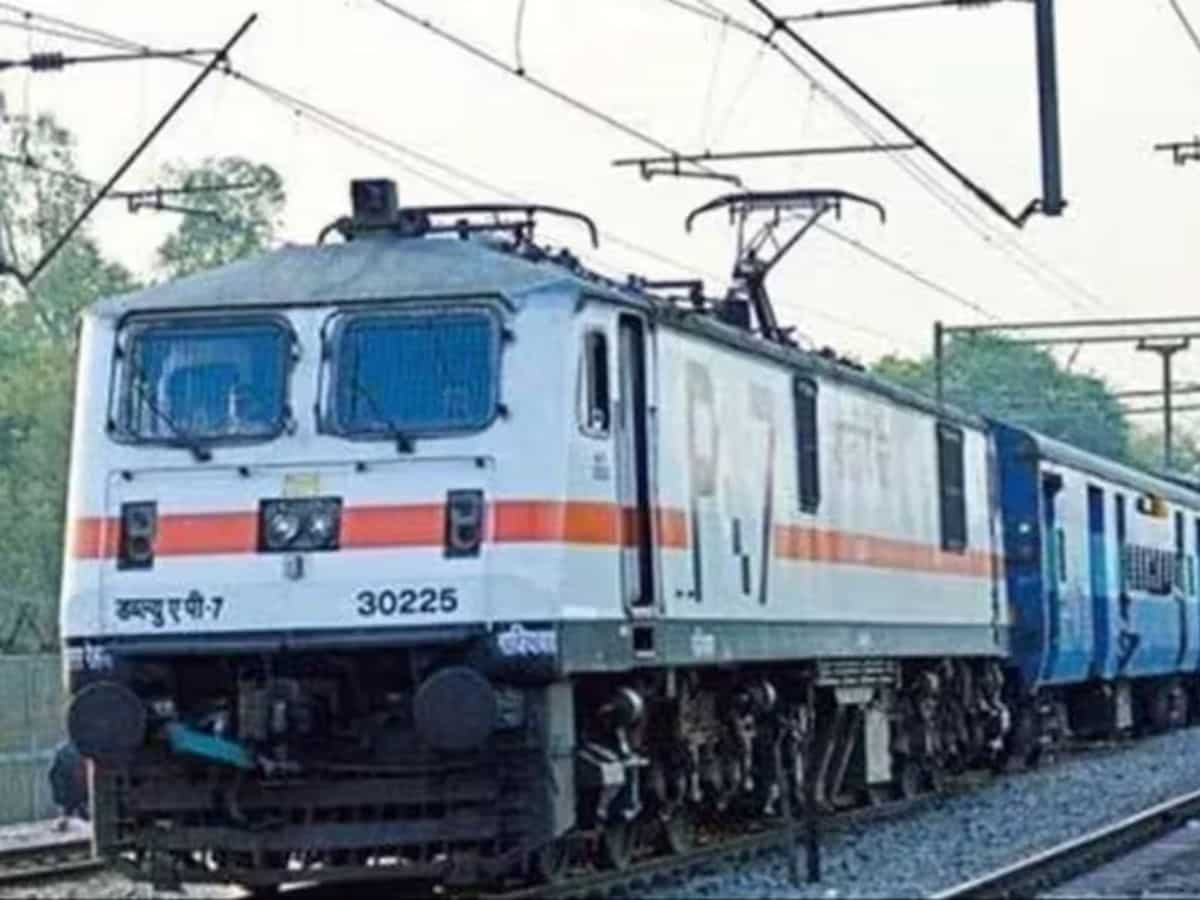 Railway PSU Stock ऑर्डर मिलने के बाद 8% उछला, जानें कहां तक भाग सकता है यह शेयर