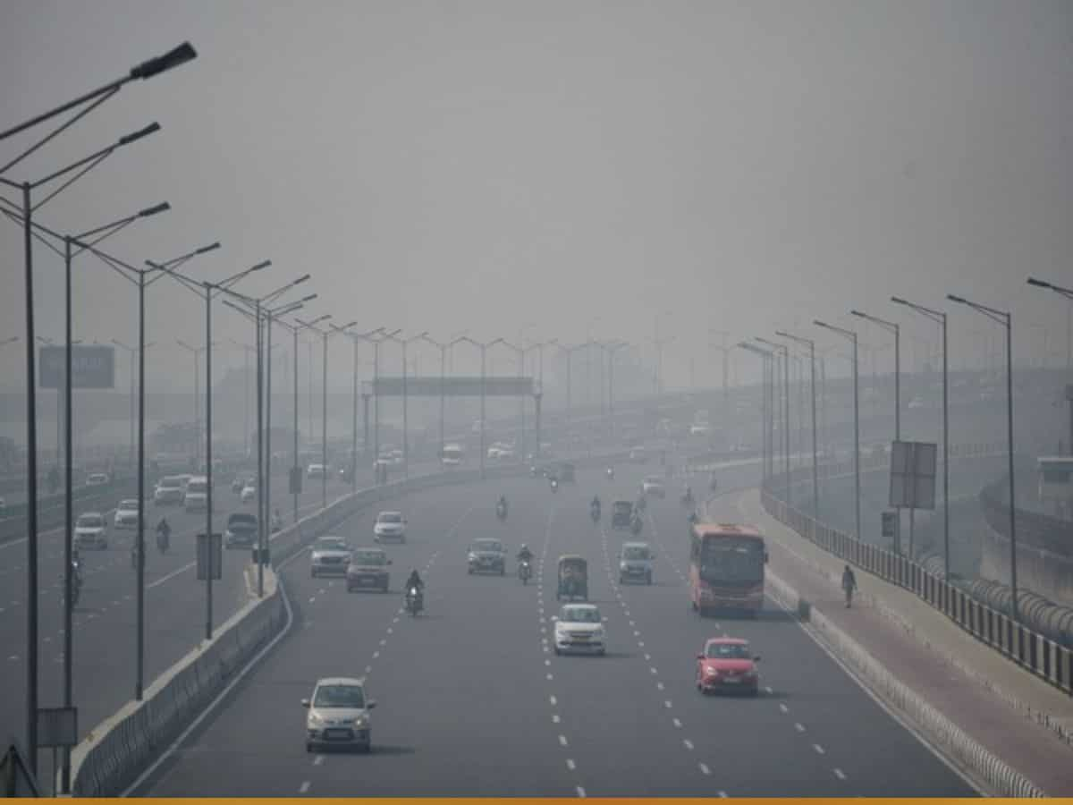 दिवाली से पहले ही देश की राजधानी में खतरनाक लेवल पर पहुंचा AQI, लोग बोले सांस लेने में हो रही तकलीफ