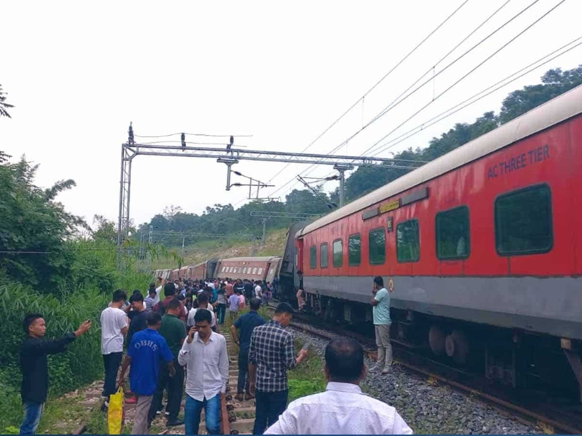 अगरतला-लोकमान्य तिलक टर्मिनस के आठ डिब्बे पटरी से उतरे, ट्रेन का इंजन भी बेपटरी, कोई नहीं हुआ घायल