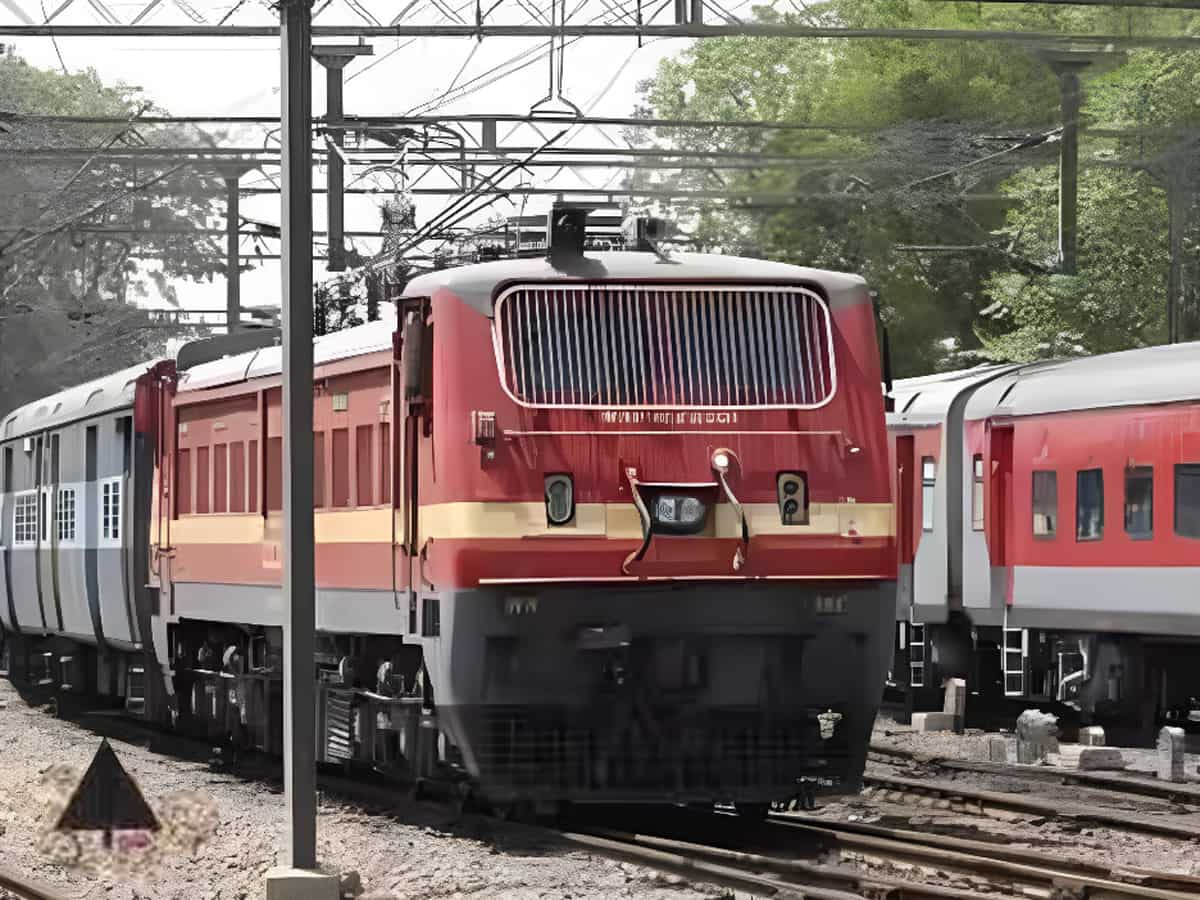 Cyclone 'दाना' के चलते Railway ने रद्द कीं 103 ट्रेनें, घर से निकलने से पहले एक बार जरूर चेक कर लें ये लिस्ट