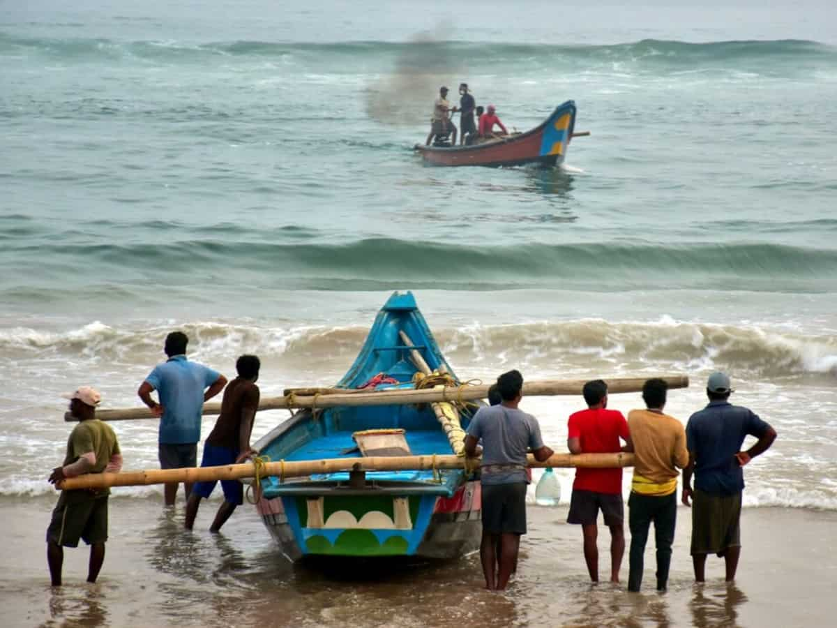 Cyclone Dana: कहां पहुंचा 'दाना', ओडिशा में कब करेगा लैंड? 150 ट्रेनें कैंसिल, स्कूल-कॉलेज बंद, इन राज्यों में अलर्ट