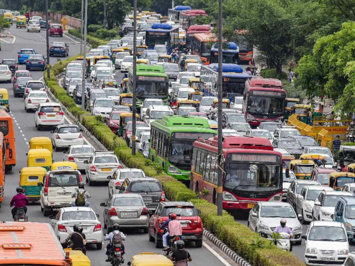 दिल्ली में कार, बाइक लेकर निकले हैं तो जान लें, NDMC ने दोगुनी कर दी पार्किंग फीस, चेक करें लेटेस्ट रेट