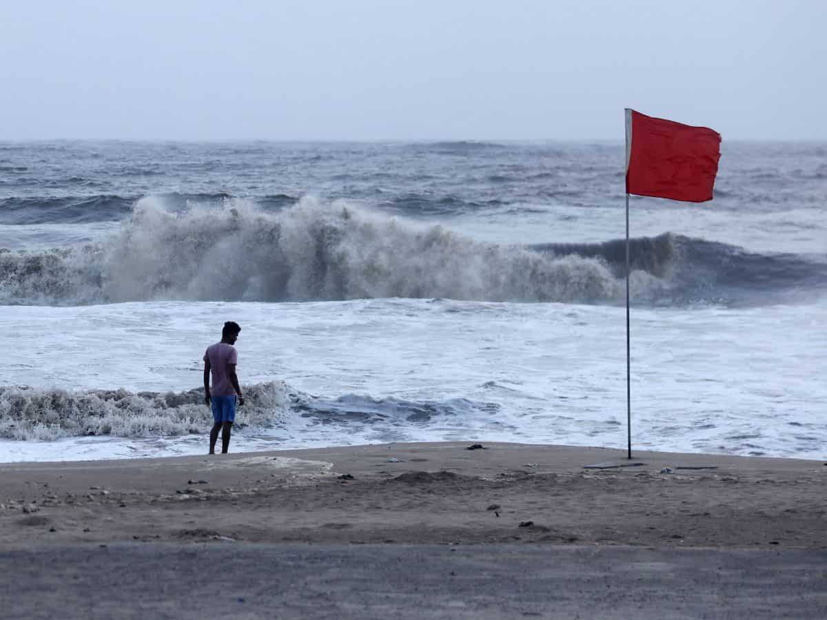 Cyclone Dana: धीमी पड़ गई 'दाना' की रफ्तार, 15 घंटे बाद शुरू हुई फ्लाइट सर्विस, जानिए मौसम का पूरा हाल