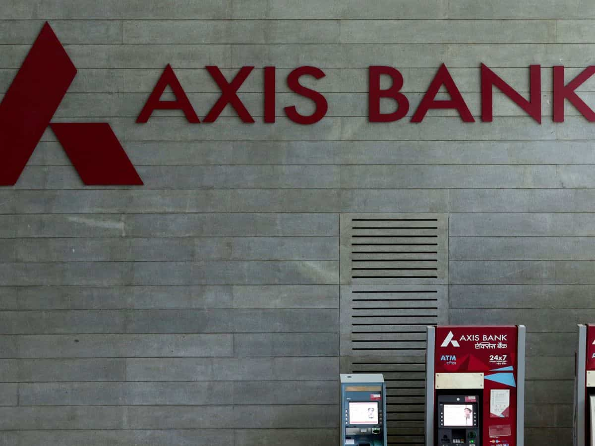 Axis Bank पर SEBI का बड़ा एक्शन, Max Life Insurance डील पर भेजा कारण बताओ नोटिस- जानें क्या है पूरा मामला