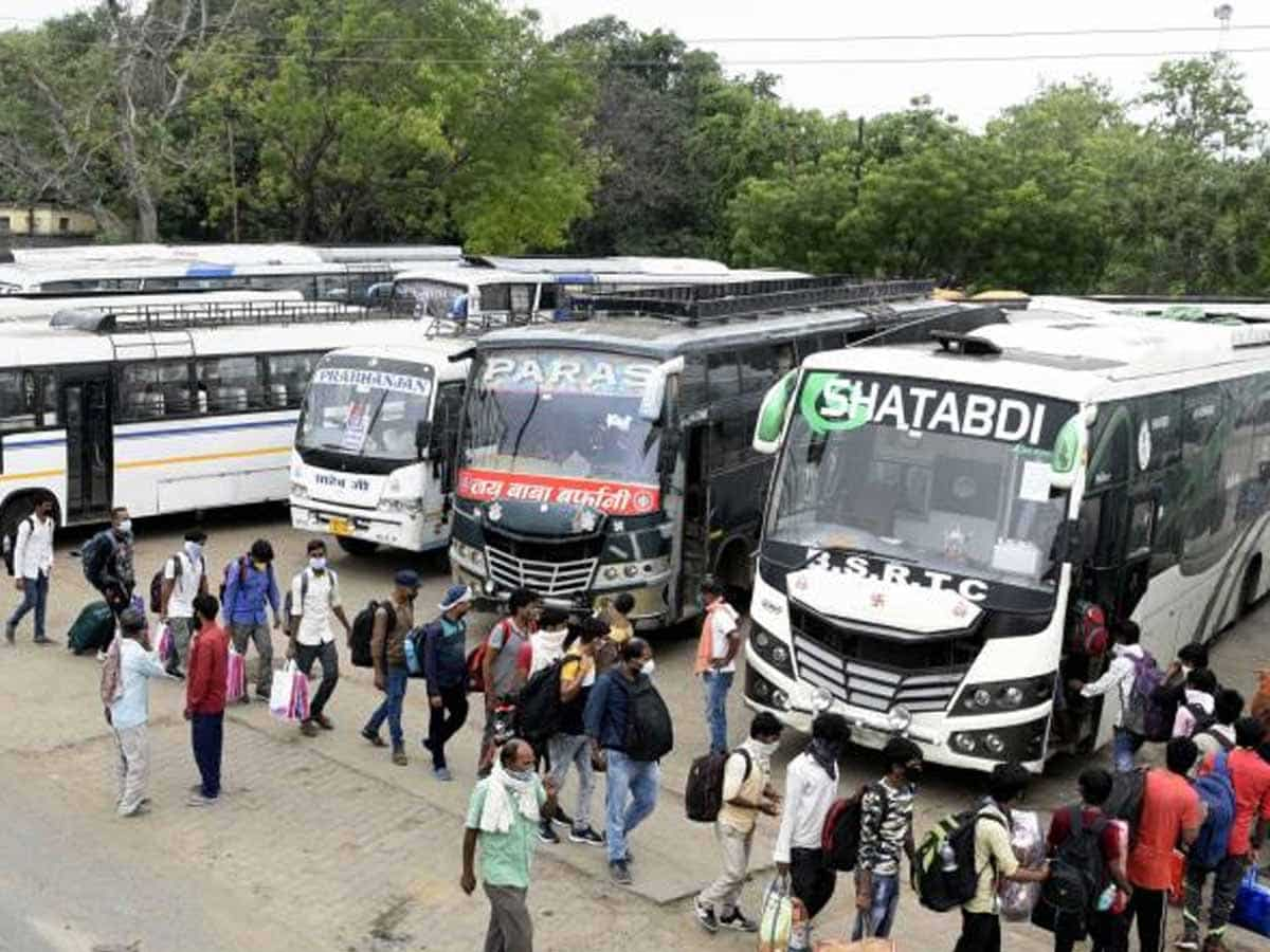 ट्रेनों में भारी भीड़ से प्राइवेट बस मालिकों की चांदी, छठ पर वसूला जा रहा है मनमाना किराया