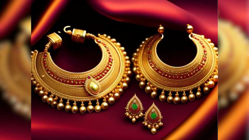 सोने का कॉन्फिडेंस क्यों गिरा? ₹1300 रुपये हुआ सस्ता, चांदी भी लुढ़की; जानें MCX और सर्राफा बाजार के Latest Rates