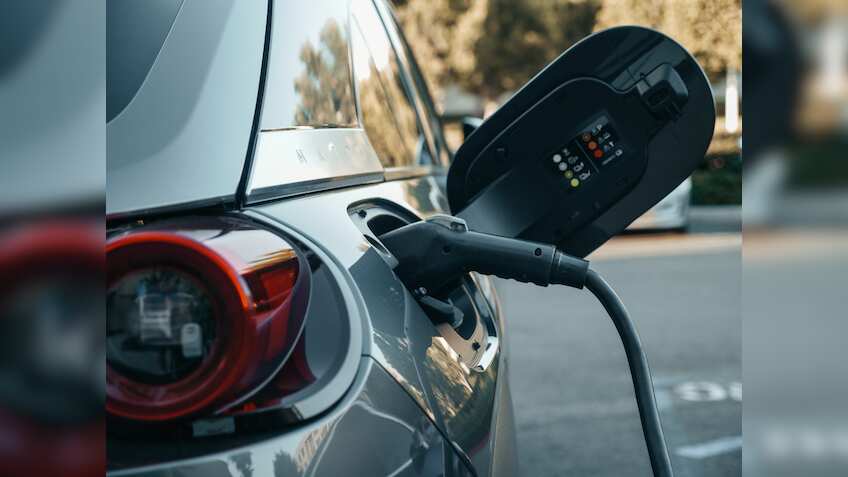 2030 तक देश में 31000 करोड़ के पार पहुंचेगा EV चार्जिंग बाजार; बैटरी स्वैपिंग टेक्नोलॉजी में बढ़ेगा निवेश