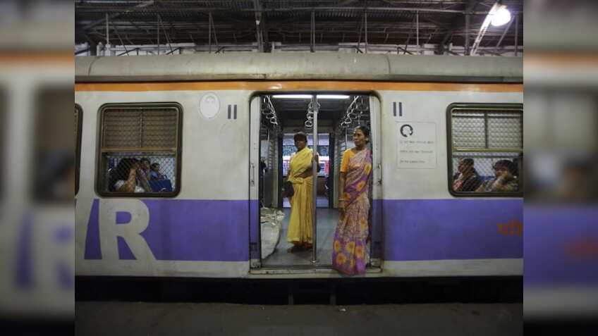 पैसेंजर से बदसलूकी पड़ी TTE को भारी! मराठी न आने पर जबरन लिखवाया माफीनामा तो रेलवे ने कर दिया सस्पेंड