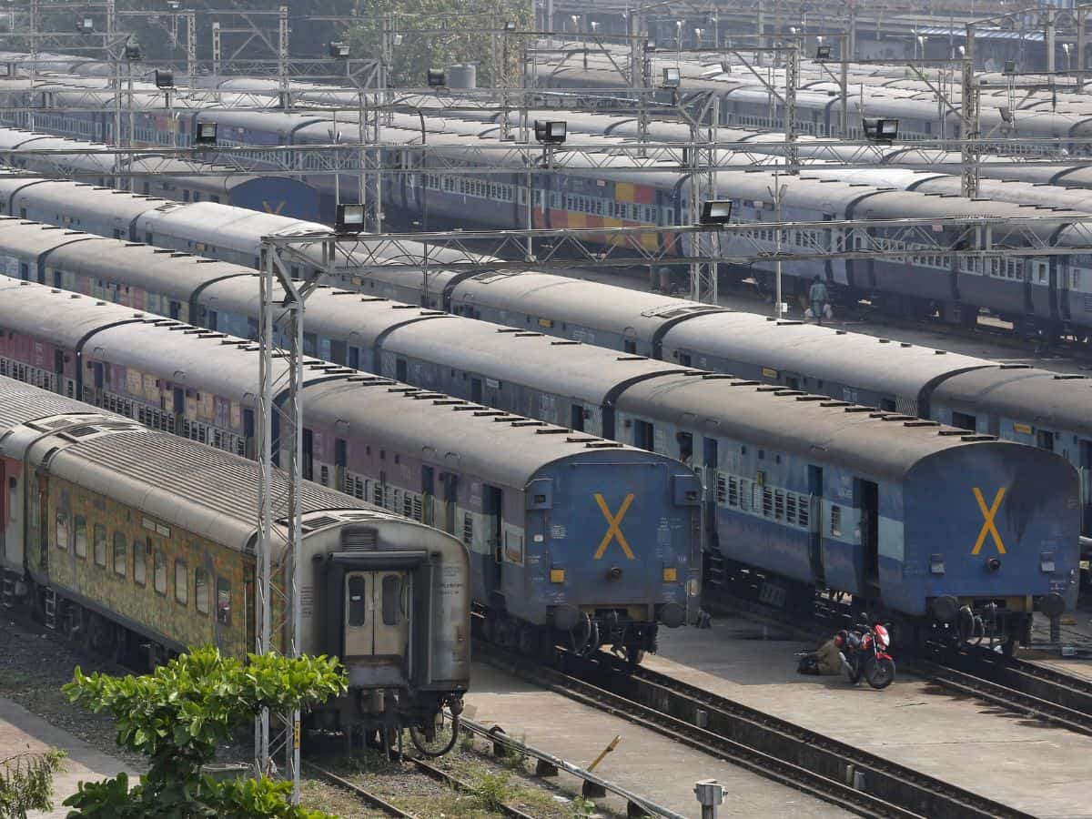 Special Trains: फेस्टिव सीजन में रेलवे ने बढ़ाई ट्रेनों की संख्या, छठ के लिए 7,663 स्पेशल गाड़ियों का किया इंतजाम