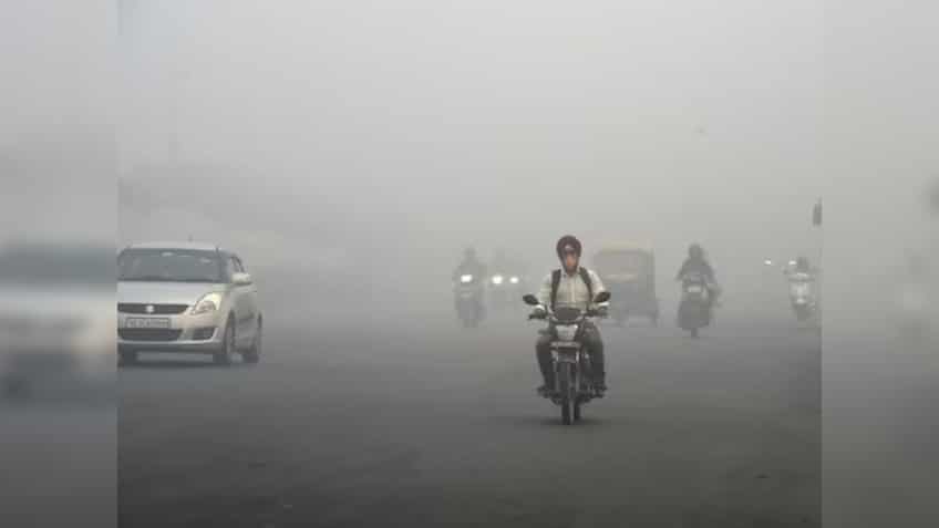 Pollution in Delhi: दिल्‍ली में जहरीली हवा से बिगड़े हालात, आज 16 इलाकों में AQI 400 के पार