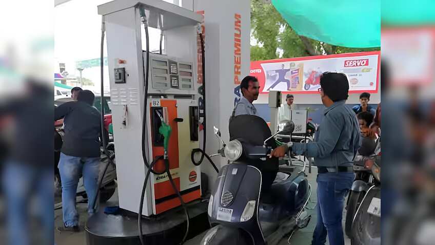 Petrol-Diesel Price: तेल कंपनियों ने जारी कीं डीजल-पेट्रोल की ताजा कीमतें, जानिए अब क्या हो गए हैं लेटेस्ट रेट!