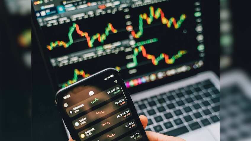 बाजार में गिरावट से सबसे नुकसान में रिलायंस इंडस्ट्रीज, TCS को फायदा,  इन कंपनियों का मार्केट कैप ₹1.55 लाख करोड़ घटा