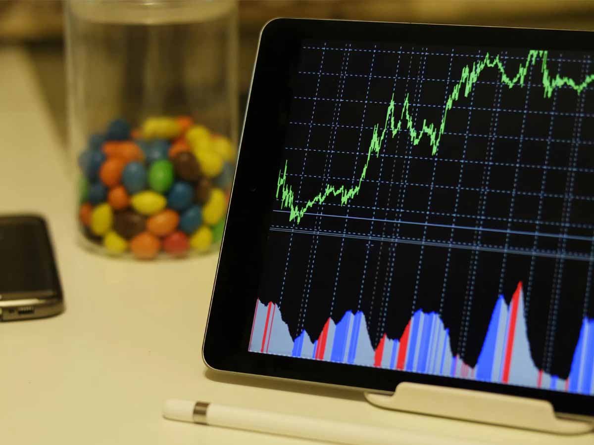 Q2 Results: दो दिग्गज कंपनियों ने जारी किए नतीजे, 78% बढ़ा Hindalco का मुनाफा, ब्रिटानिया के नेट प्रॉफिट में गिरावट