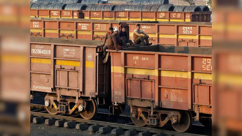 तेलंगाना के पेद्दापल्ली में बड़ा रेल हादसा! मालगाड़ी के 11 डिब्बे पटरी से उतरे, 20 से ज्यादा ट्रेनें हुईं कैंसिल