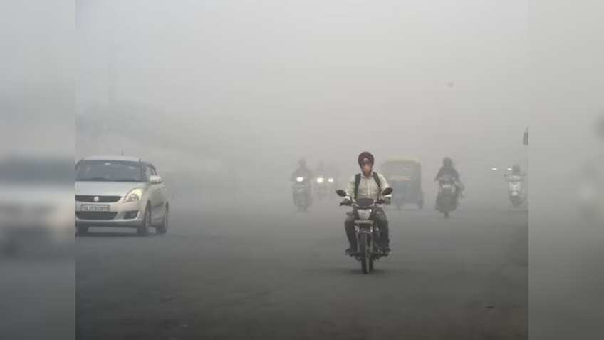 Delhi Weather: दिल्‍ली में आज भी आसमान में धुंध की चादर, 400 पार हुआ AQI, लो विजिबिलिटी से लोग हुए परेशान