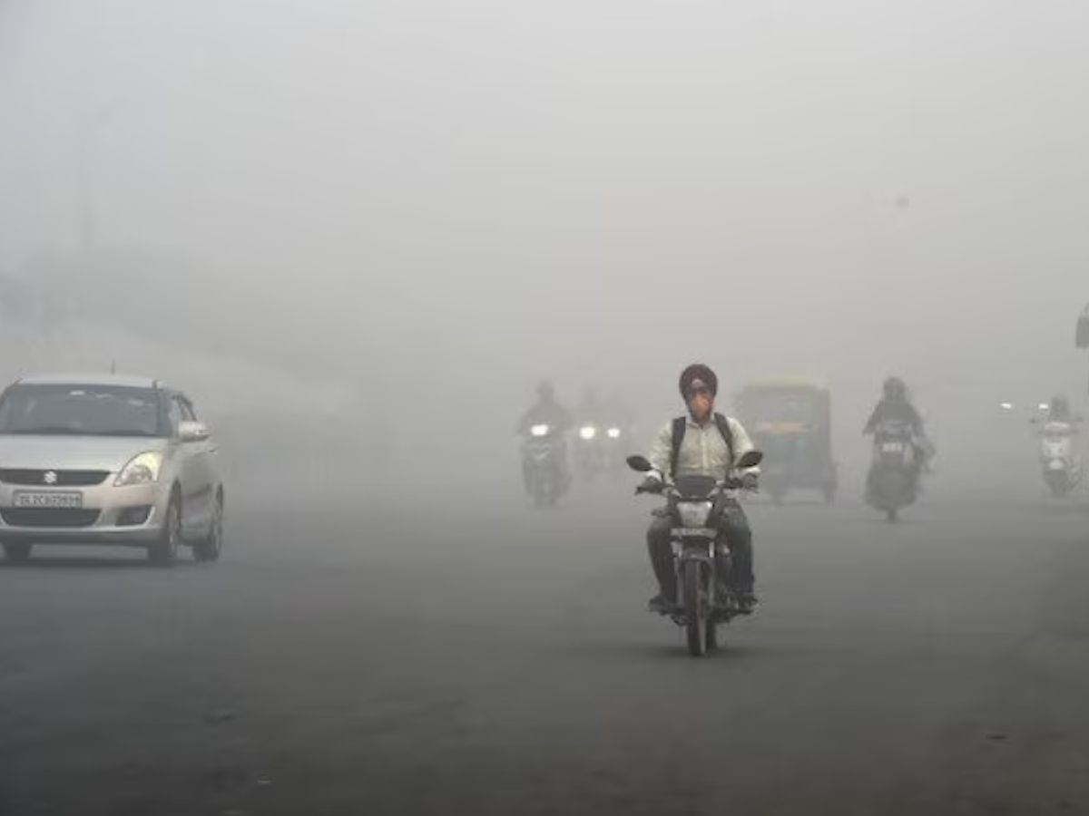 Delhi Weather: दिल्ली में आज भी आसमान में धुंध की चादर, 400 पार हुआ AQI, लो विजिबिलिटी से लोग हुए परेशान