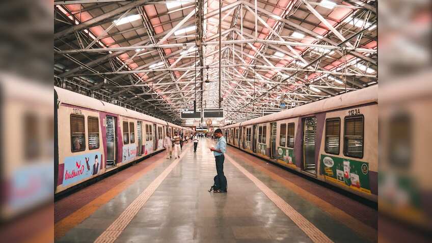 Mumbai Metro Fire: मुंबई के BKC मेट्रो स्टेशन पर भीषण आग लगने से मचा हड़कंप, सेवाएं हुईं प्रभावित