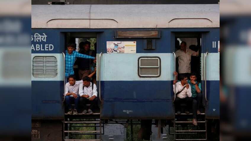रील'बाजों की खैर नहीं! ट्रेन के आस-पास भी किया ये काम तो हो जाएगी जेल, बिल्कुल नहीं बख्शेगी रेलवे