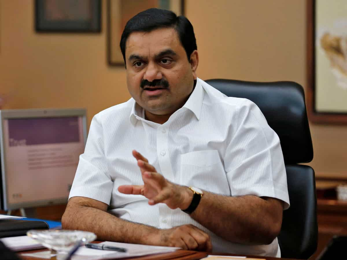 Gautam Adani पर अब SEBI का शिकंजा! गलत जानकारी देकर निवेशकों को गुमराह करने का आरोप, हो सकती है जांच