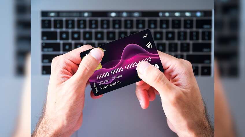 Axis Bank का Credit Card करते हैं इस्तेमाल? बढ़ने वाले हैं कई चार्ज, एक नया शुल्क भी लगेगा