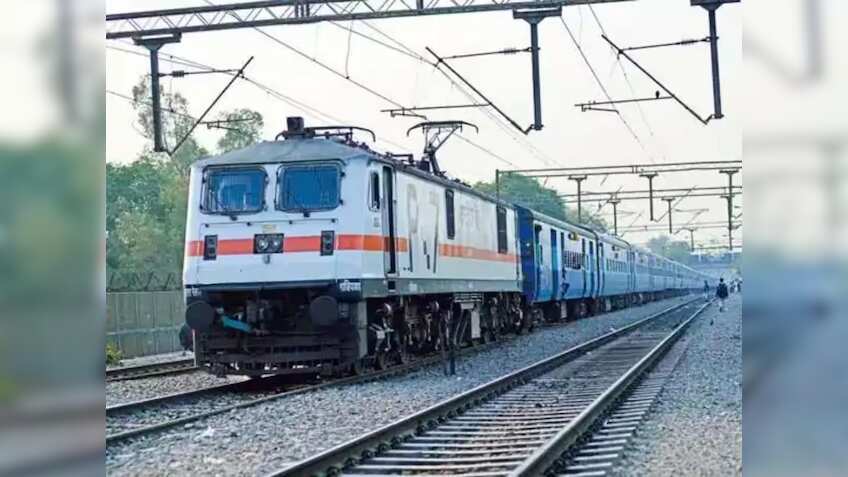 नियमों की उड़ी धज्जियां, ट्रेन के अंदर पकाया जा रहा था खाना, अचानक पहुंचे रेलवे अधिकारी