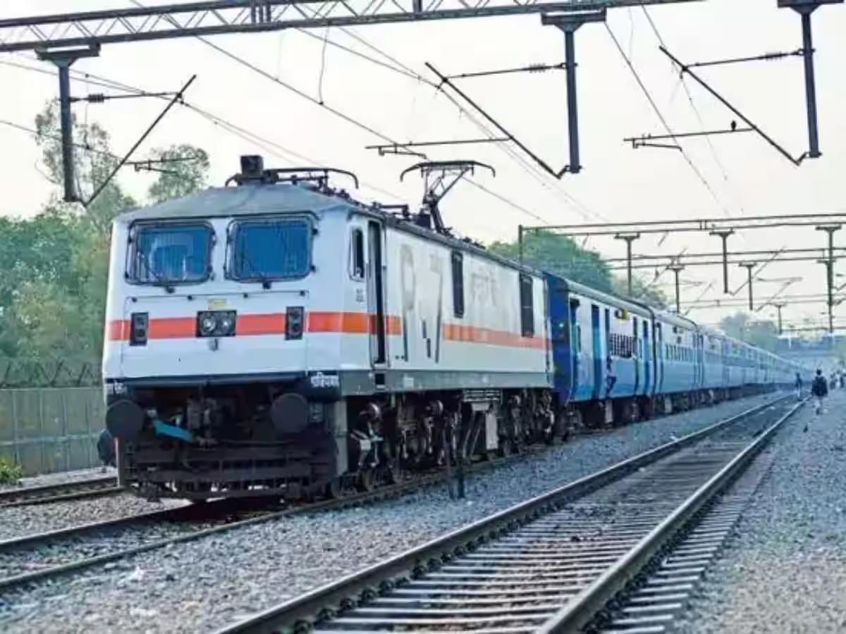 नियमों की उड़ी धज्जियां, ट्रेन के अंदर पकाया जा रहा था खाना, अचानक पहुंचे रेलवे अधिकारी