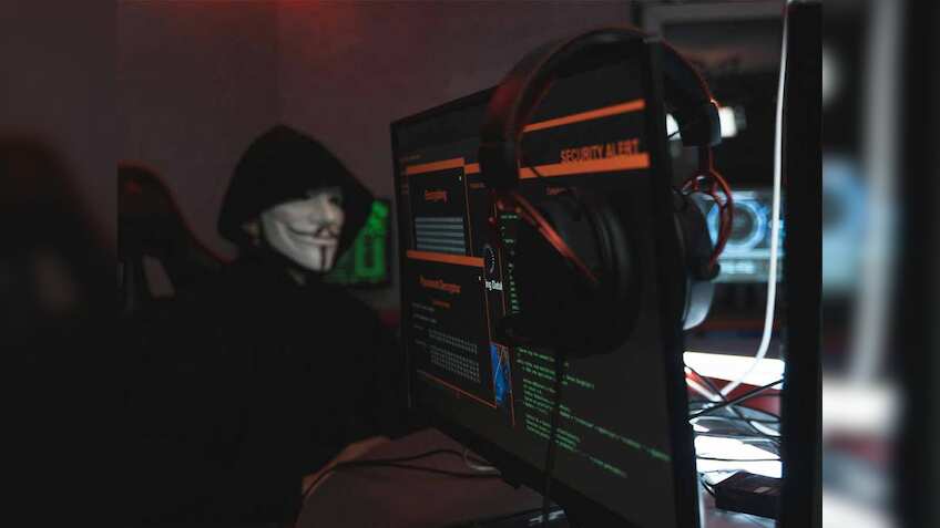 डिजिटल अरेस्ट में रिटायर्ड कर्मचारी ने गंवाई रिटायरमेंट फंड की पूंजी,11 चेक से 10 खातों में लिए 1.84 करोड़ रुपये