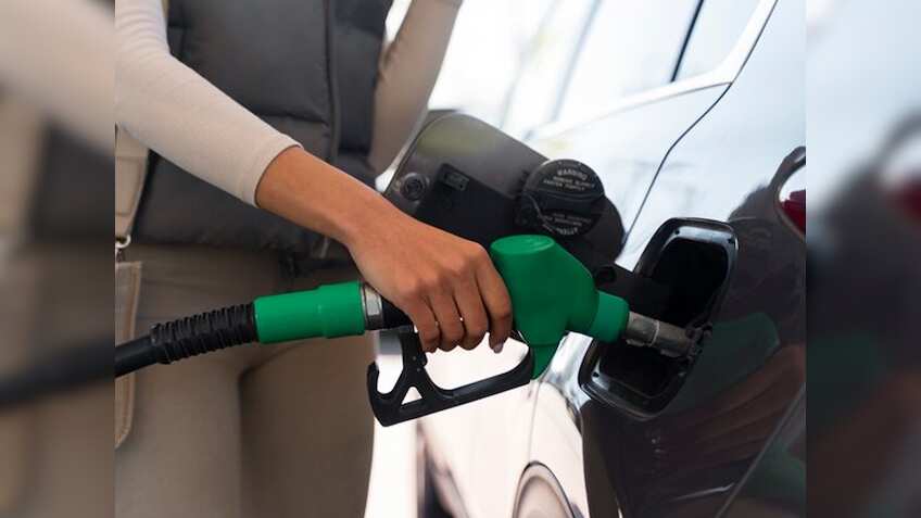 Petrol-Diesel Price: कच्चे तेल का भाव गिरा, पहुंचा 68 डॉलर के करीब, जानें अब कितने रुपये लीटर बिक रहा डीजल-पेट्रोल