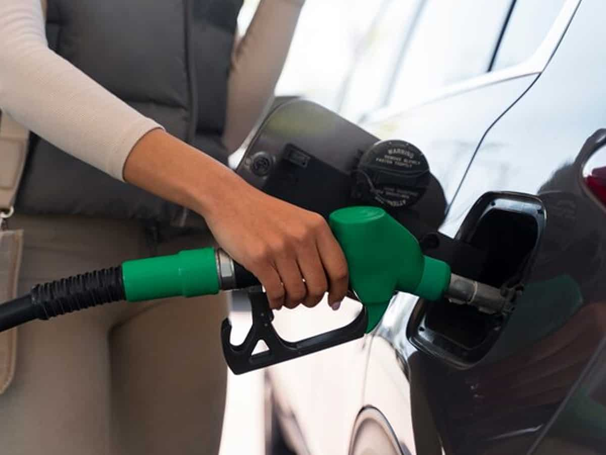 Petrol-Diesel Price: कच्चे तेल का भाव गिरा, पहुंचा 68 डॉलर के करीब, जानें अब कितने रुपये लीटर बिक रहा डीजल-पेट्रोल