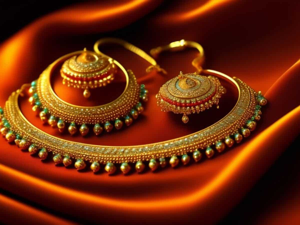 Gold-Silver Price: वेडिंग सीजन में ताबड़तोड़ चढ़ रहे सोने-चांदी के दाम, आज कितना महंगा हुआ गोल्ड, जानें रेट