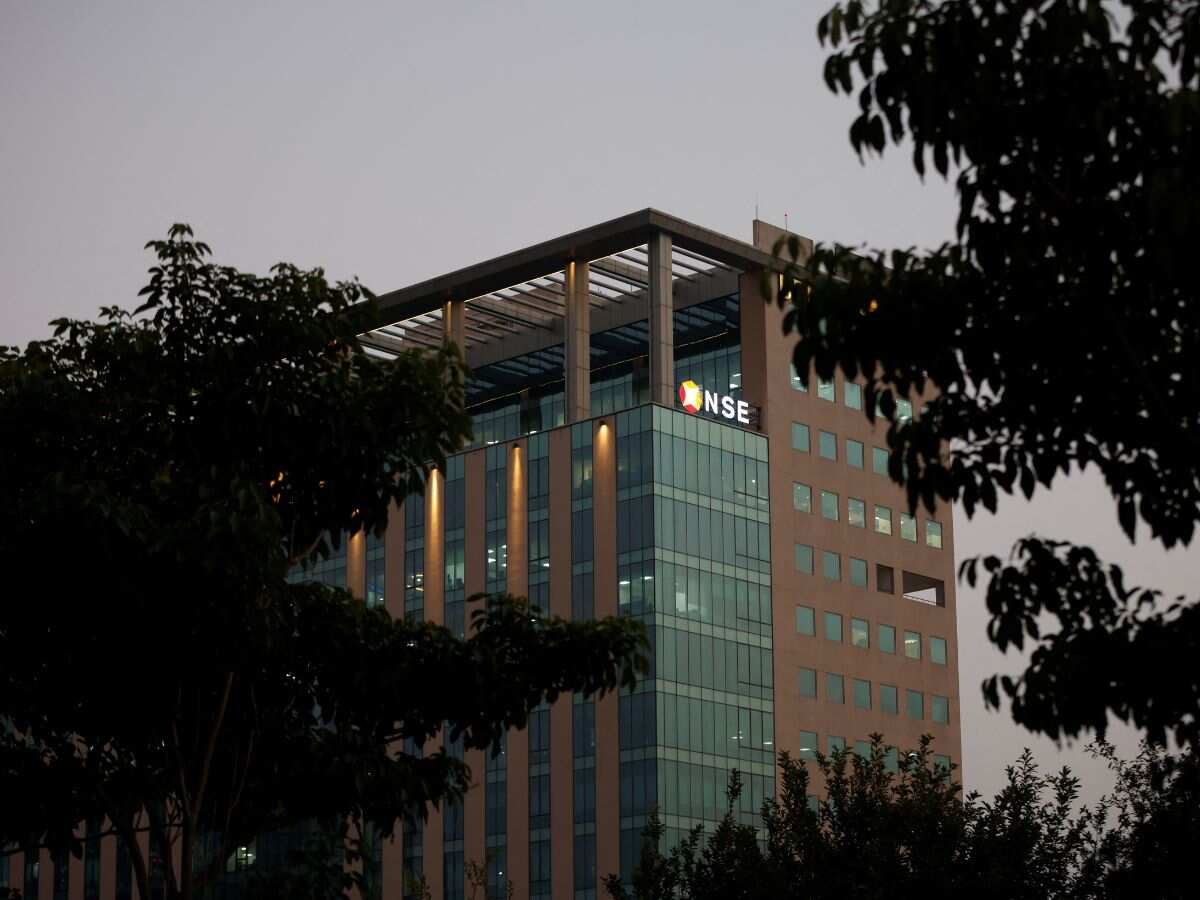 Stock Market Closing Highlights: बाजार में गिरावट वाला दिन, IT-मेटल को छोड़ सारे सेक्टर लाल निशान में बंद; ये शेयर लुढ़के