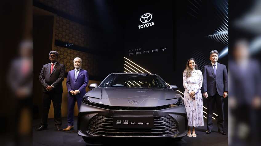 25.49 km/l का माइलेज देगी Toyota की नई Camry; 9 एयरबैग्स समेत ढेर सारे सेफ्टी फीचर्स, जानें कीमत 