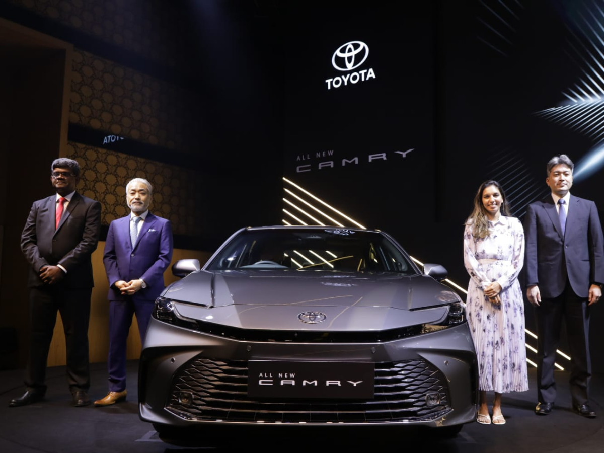25.49 km/l का माइलेज देगी Toyota की नई Camry; 9 एयरबैग्स समेत ढेर सारे सेफ्टी फीचर्स, जानें कीमत
