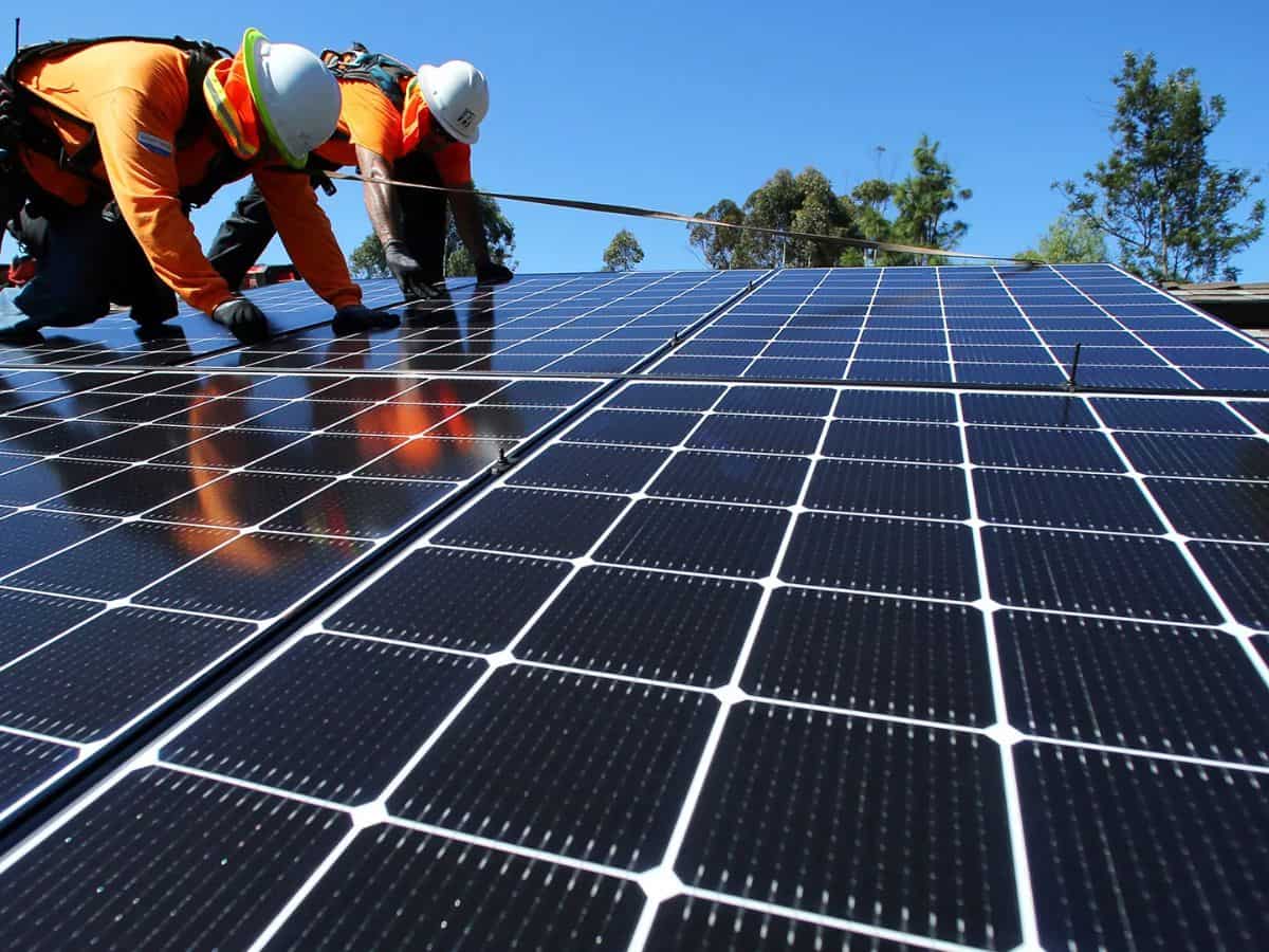 Renewable Energy की इंस्टॉल्ड कैपेसिटी 200 गीगावाट के पार, Solar Power ने मारी बाजी