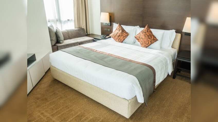 होटल के कमरों में सफेद रंग की चादर ही क्‍यों बिछाई जाती है?