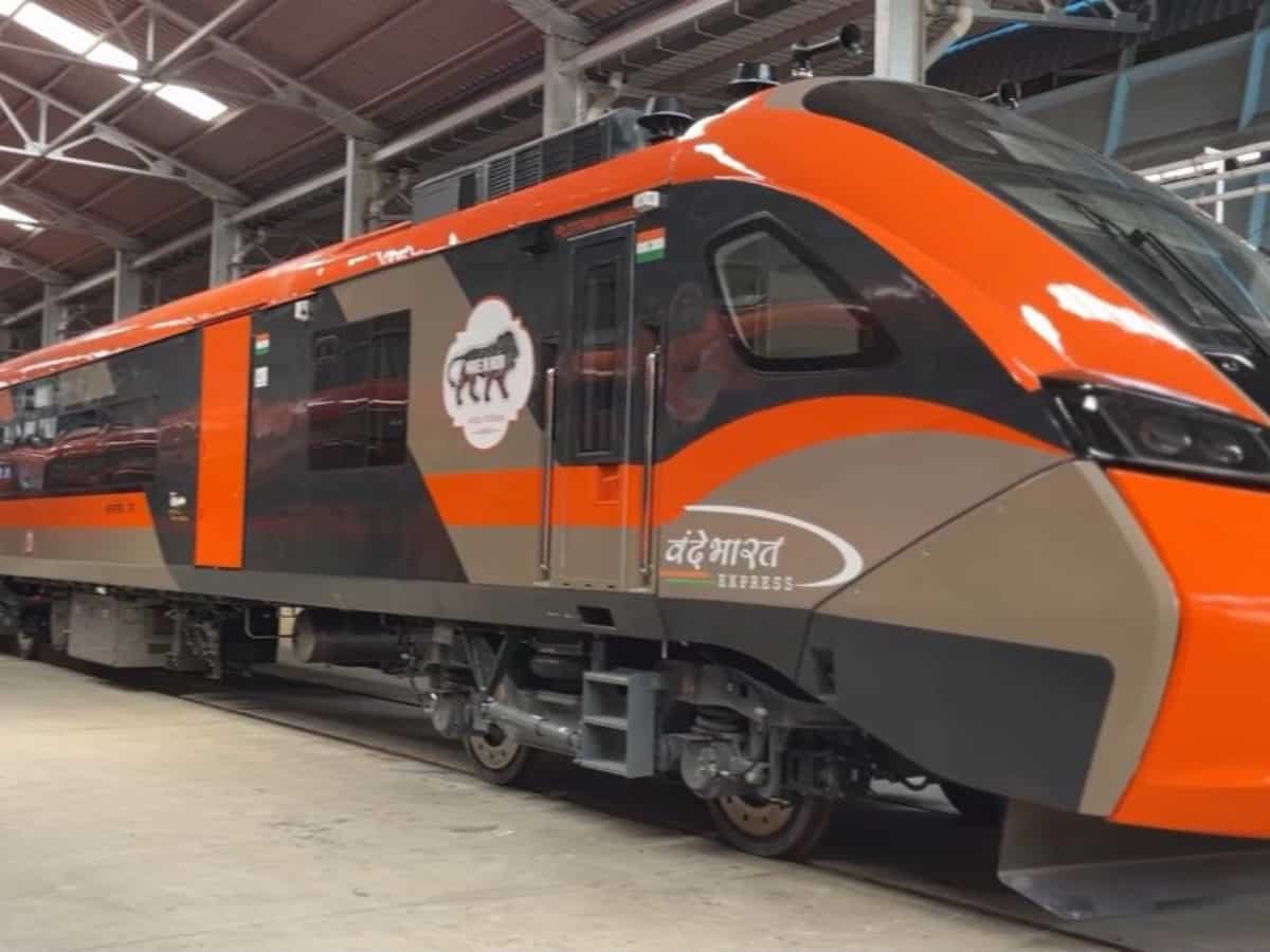 वंदे भारत स्लीपर पर आई बड़ी खुशखबरी! फैक्ट्री से निकल ICF पहुंची ट्रेन, कब और किस रूट पर भरेगी रफ्तार?