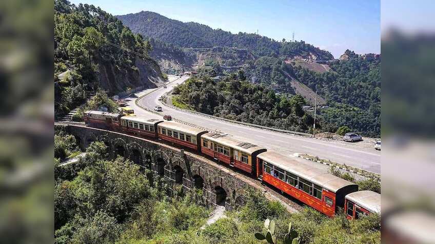 बर्फीली वादियों में मनाना है क्रिसमस और न्यू ईयर, शिमला-कालका रूट पर स्पेशल ट्रेन शुरू, जानिए टाइम टेबल