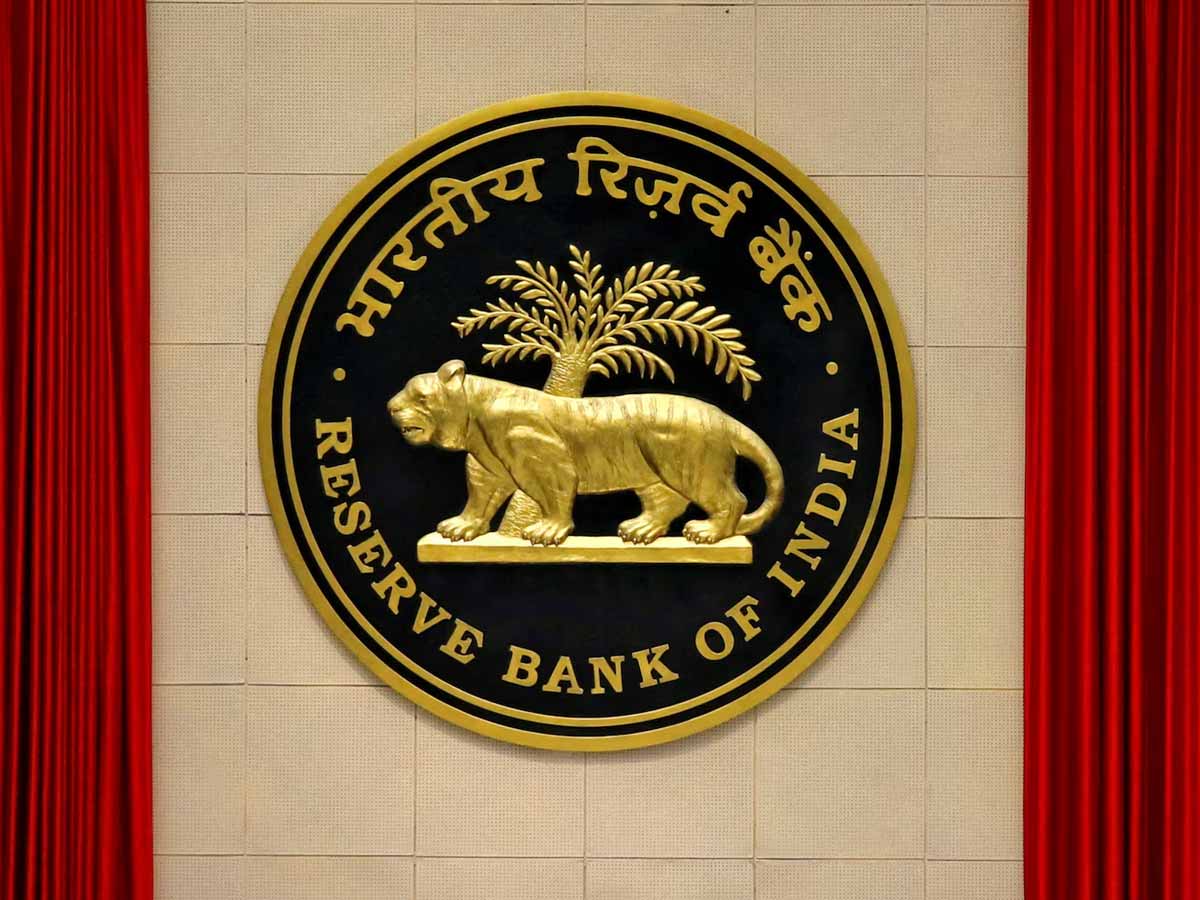 नियमों की अनदेखी पड़ी भारी, RBI ने इस बैंक पर लगाया ₹27.30 लाख का जुर्माना, आपका भी है अकाउंट तो जानिए मामला