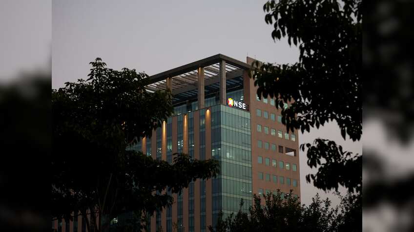 Stock Market Closing Highlights: बाजार ऊपरी स्तरों से फिसलकर हल्की गिरावट के साथ बंद, इन शेयरों में सबसे ज्यादा पिटाई