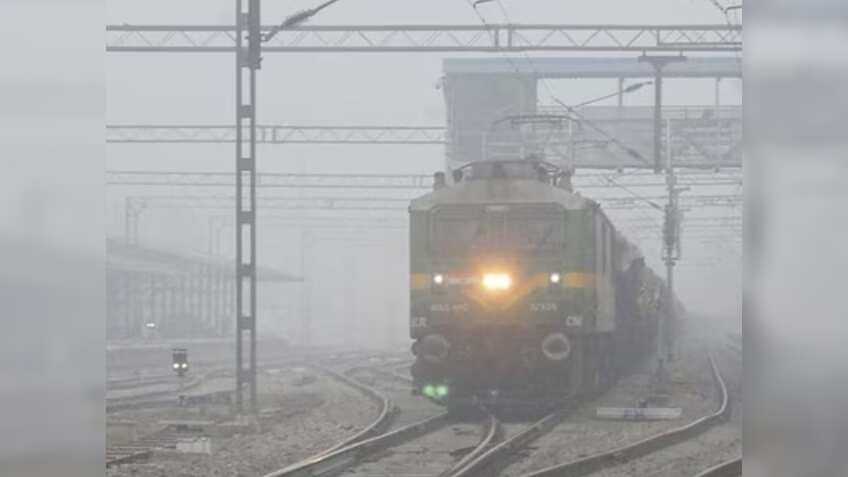 ठंड में ट्रेनों का बुरा हाल! 7 घंटे तक देरी से चल रही हैं ये गाड़ियां, स्टेशन पर समय काटने को मजबूर पैसेंजर्स